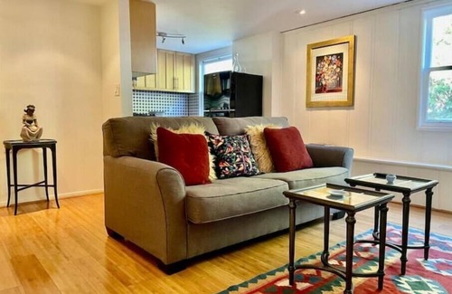 Oakland Apartment | Parking, Private Yard. Fast Wi-fi. Washer and Dryer. Pet friendly. Close to Bart