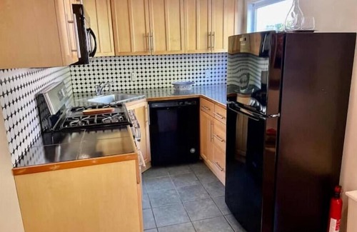 Oakland Apartment | Parking, Private Yard. Fast Wi-fi. Washer and Dryer. Pet friendly. Close to Bart