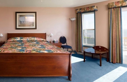 Alma Hotel | Parkland Village Inn
