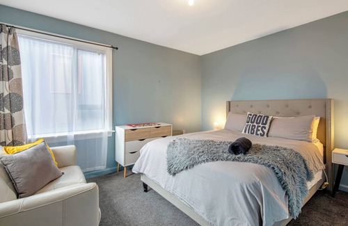 Christchurch House | Parklands Charm - Christchurch Holiday Home