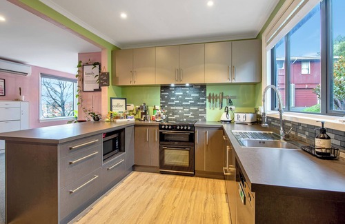 Christchurch House | Parklands Charm - Christchurch Holiday Home