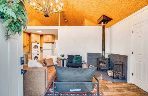 Stanley Cabin | ParkLine Retreat - Movies, Hot Tub, Mountain views