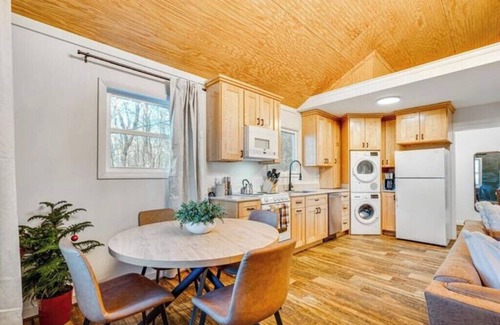 Stanley Cabin | ParkLine Retreat - Movies, Hot Tub, Mountain views