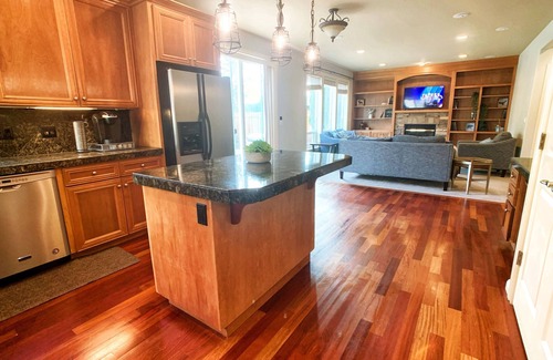 Starcrest House | Parkside 5B Retreat, Large yard w/bbq