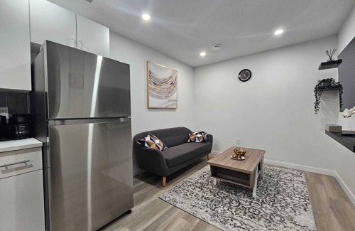 Southwest Edmonton House | Parkside Basement Suite/Netflix, Amazon Prime & Disney