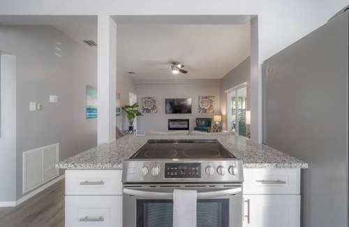 St. Petersburg - Clearwater House | "Parkside Betty" - Fenced Yard|Deck|Bar Hopping