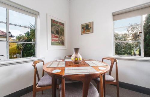 Parkville Apartment | Parkside Hideaway - Beautiful Art Deco near Zoo