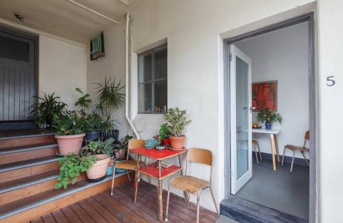 Parkville Apartment | Parkside Hideaway - Beautiful Art Deco near Zoo