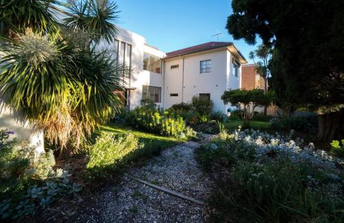 Parkville Apartment | Parkside Hideaway - Beautiful Art Deco near Zoo
