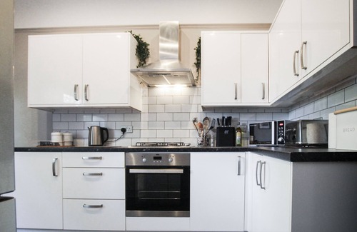 Wallasey Cottage | Parkside House - a house that sleeps 6 guests in 5 bedrooms