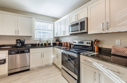 Midtown Condo | *Parkside KING SUITE in Midtown with FREE parking*