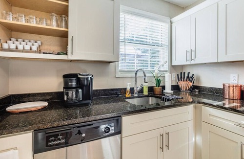 Midtown Condo | *Parkside KING SUITE in Midtown with FREE parking*