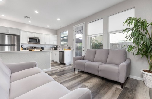 Visalia House | Parkside Residence on Prescott, perfect for Traveling Professionals and mid-term guests