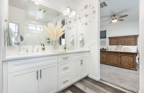 Visalia House | Parkside Residence on Prescott, perfect for Traveling Professionals and mid-term guests