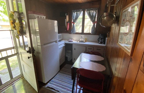 Ludington Cottage | Parkview Cottage #2 - 1/2 block to city beach