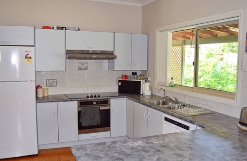 South West Rocks House | Parkview Lodge - walk to the beach