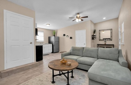 Conroe House | Parkway Apartment 2BR · 2-Br Guesthouse on 6 Peaceful Acres