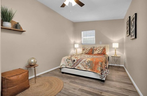 Conroe House | Parkway Apartment 2BR · 2-Br Guesthouse on 6 Peaceful Acres