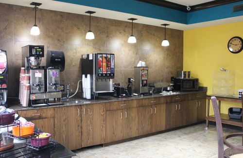 Manhattan Hotel | Parkwood Inn & Suites