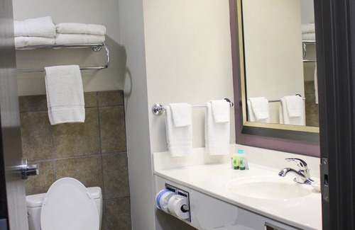 Manhattan Hotel | Parkwood Inn & Suites
