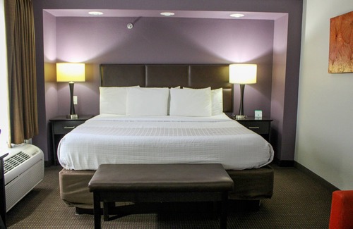 Manhattan Hotel | Parkwood Inn & Suites