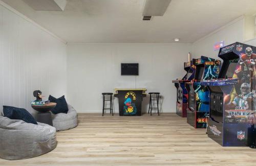 Parma House | Parma Home w/Hot Tub and Arcade room!