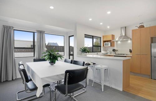Parnell House | Parnell Home with Pool, Parking and Rangitoto View
