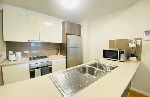 Parramatta Apartment | Parramatta fabulous 3-bedroom near train light rail & shop center