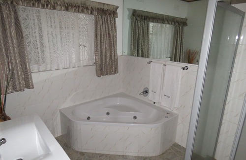 Bulawayo Cabin | Parrot Lodge