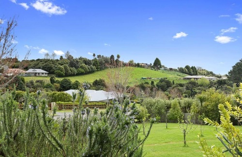Welcome Bay House | Parrot Nest - Modern private guesthouse in tranquil setting