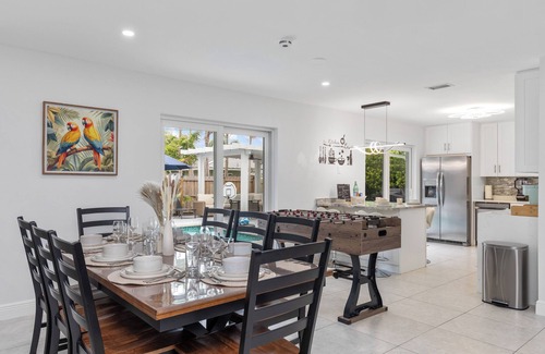 Garden Isles House | Parrot Paradise Retreat Pool Giant Chess