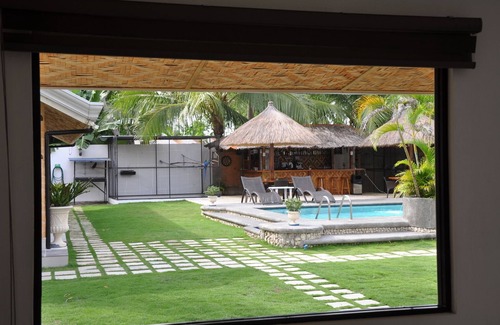 Basdiot Cottage | Parrot Resort Deluxe Room 2 - Moalboal