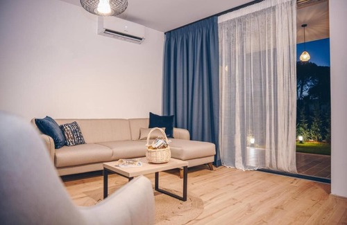 Ishem Villa | Parrot's Home Lalez Bay