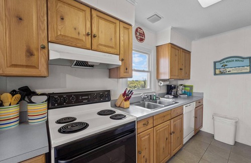 South Nags Head House | Parrothead Inn 4 Bedroom 2 Bath Semi-Oceanfront Home in Nags Head