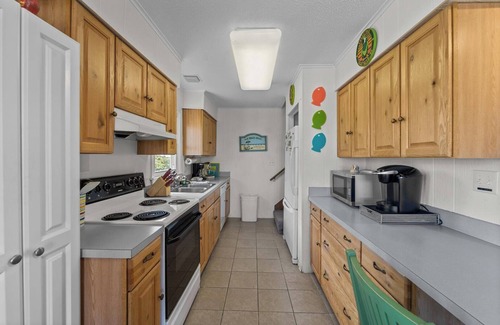 South Nags Head House | Parrothead Inn 4 Bedroom 2 Bath Semi-Oceanfront Home in Nags Head