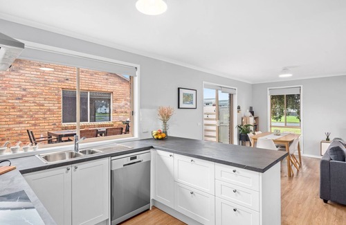 Portarlington House | Parrwang Rest - Renovated cosy unit in a Serene Location.