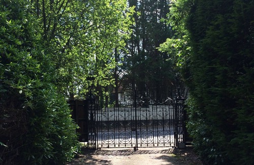 Fifield House | PART OF COUNTRY HOUSE WITH USE OF POOL AND PRIVATE GARDEN