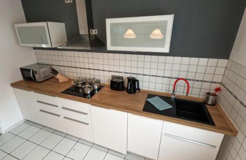 Linkenheim-Hochstetten Apartment | Parterre Lounge mit Terrasse -Nähe Karlsruhe & KIT - ohne Treppen -barrierefreie Dusche