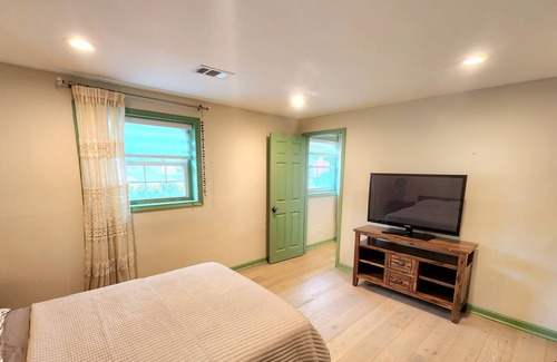 Mount Vernon House | Partial Basement with private kitchen, Bathroom , washer Dryer & walk-in closet!