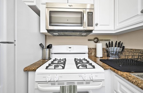 Balboa Peninsula Apartment | Partial Ocean View next to Boardwalk & Balboa Pier
