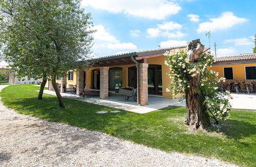 Oriago House | "Particulars of the Brenta" - Rose accommodation - House with garden convenient to Venice