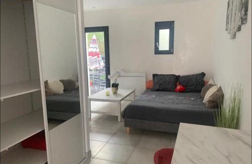 Villeneuve Apartment | Partie de villa moderne avec acces piscine