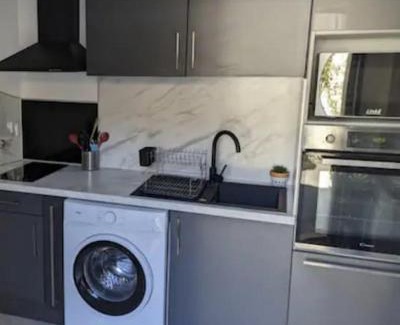 Villeneuve Apartment | Partie de villa moderne avec acces piscine