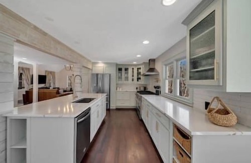 Gainesville House | Party dock | hot tub | pool table | pets ok