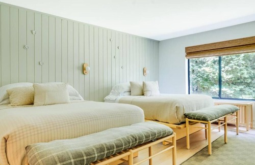 Lake Placid Hotel | Party Friends Suite l Two Queen Beds l Fun & Spacious at Bluebird