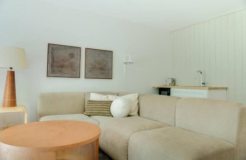 Lake Placid Hotel | Party Friends Suite l Two Queen Beds l Fun & Spacious at Bluebird