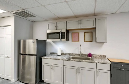 Nashville Apartment | Party! Gather! Celebrate! Eat Hot Chicken!n5 miles from downtown Nashville