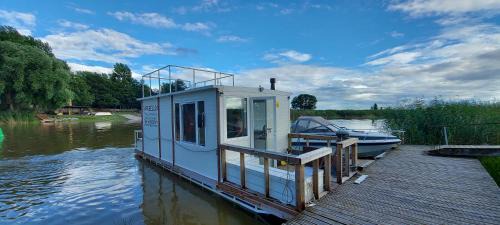 Elva Boat Rental | Parvmaja Scarlett