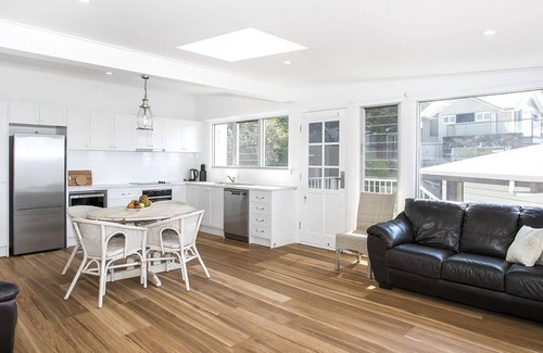 Mollymook Beach House | Pas Beach House Apartment 1