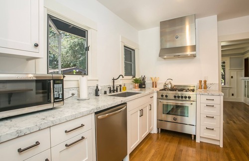 Bungalow Heaven House | Pasadena Bungalow in Historic Bungalow Heaven, 10 minutes from the Rose Bowl